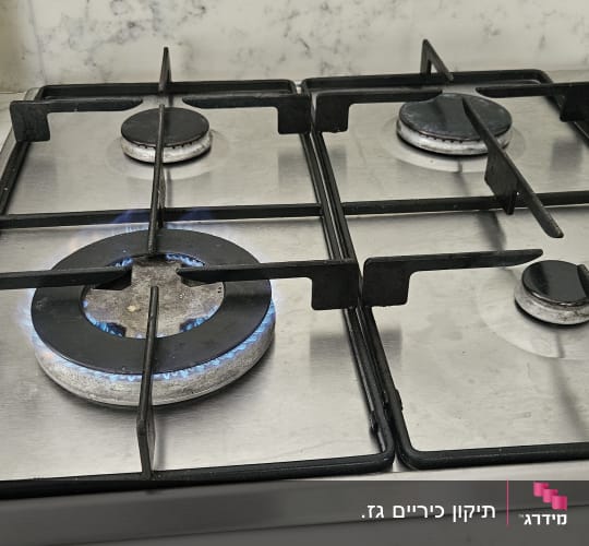 כיריים גז עם להבה דולקת על מבער אחד